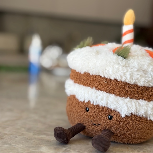 Peluche Carrot Cake de Jellycat – Image 2